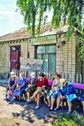 Жительки села Христанівка спілкуються  біля магазину. Фото Микити Завілінського.