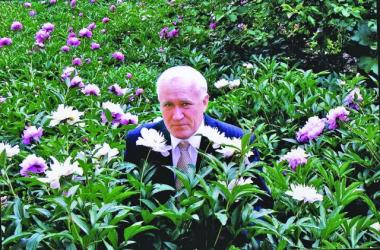 Валентин Шаповал серед тисячів квітів обласної санітарно-епідеміологічної служби.
