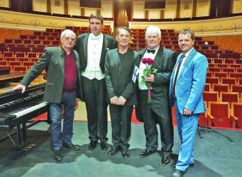 Зліва направо: Герман Юрченко, Павло Качнов, Юрій Кириченко,  Віталій Скакун і директор оркестру Михайло Малько.
