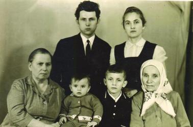 Сімейне фото (тато, мама, бабуся зліва — по батьковій лінії, справа — по маминій, Віктор Вергунов та його сестра).1966 рік.