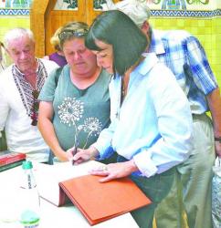 Тетяна Таїрова-Яковлева підписує книжки зі свого доробку.
