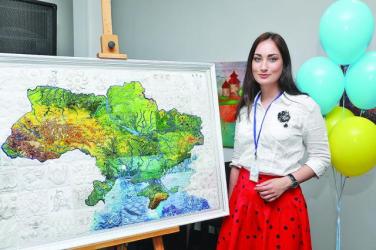 У вишитій карті України є часточка праці й полтавки Анни Петренко.
