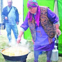 Відома кулінарка з Опішнянської територіальної громади  Катерина Піщаленко приготувала борщ із галушками.