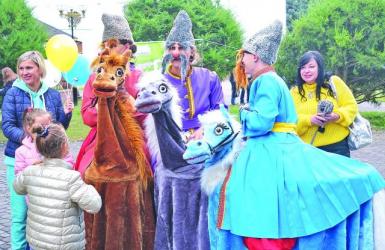 Актори Полтавського театру ляльок в образі  завзятих козаків на конях фотографувалися з усіма охочими.