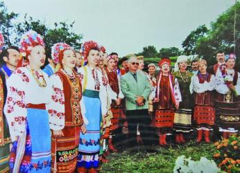 З учасниками пісенно-танцювального ансамблю «Полтава». 1990-ті роки.