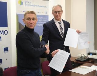 Валерій Пархоменко (ліворуч) і Єгор Фаренюк під час підписання Меморандуму  про співпрацю між Фондом енергоефективності та Полтавською міською радою.