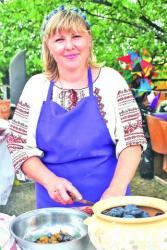 Марина Кудинець провела майстер-клас із приготування вареників зі сливами на пару.
