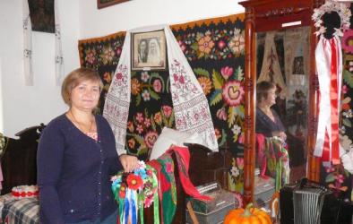 Директор музею Оксана Трипольська про українське традиційне весілля  знає все.