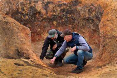 Археологи досліджують піч для селітроваріння.