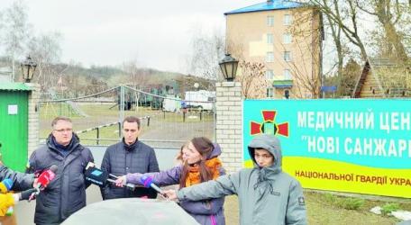 Заступник міністра охорони здоров’я Віктор Ляшко та радник міністра внутрішніх справ  Іван Варченко під час брифінгу біля медцентру «Нові Санжари» 23 лютого.