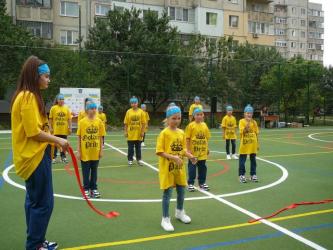 Для символічного перерізання стрічки запросили  учасниць танцювального колективу «Золотий край».