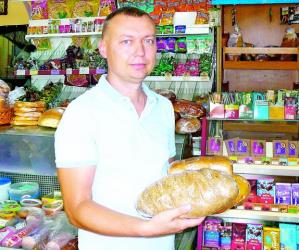 Підприємець Володимир Опришко демонструє хлібобулочні вироби з власної міні-пекарні.