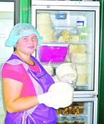 Сировар Валентина Заколодяжна стверджує,  що смак сиру залежить навіть від настрою, з яким вона стає до роботи.       