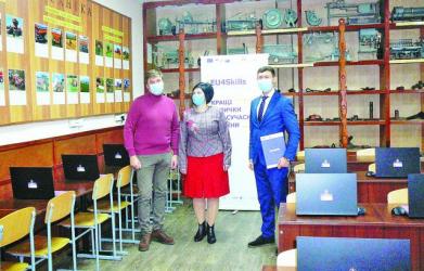 Голова Полтавської обласної ради Олександр Біленький (ліворуч), директор Решетилівського професійного аграрного ліцею Ніла Спільна та відповідальна особа за координацію проекту «EU4Skills: Кращі навички для сучасної України» в нашій області Анатолій Безпалюк у кабінеті сільськогосподарської техніки, який уже встигли облаштувати новим IT-обладнанням.