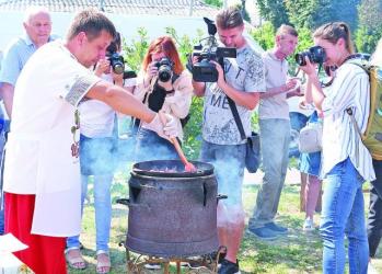 Козак хоч куди Сергій Черненко демонструє процес приготування шпундри.