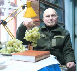 Олександр Юренко вирощує виноград у пам'ять про батька.