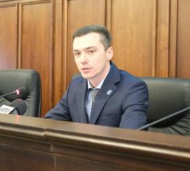 Керівник Полтавської обласної прокуратури Антон Столітній під час пресконференції.