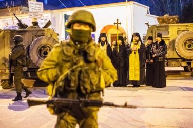 Военные и священнослужители у пограничной части в Балаклавском районе Севастополя. 1 марта 2014 года.