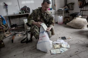 Игорь Гиркин демонстрирует захваченные документы украинских военнослужащих на блокпосту под Славянском. 2014 год.