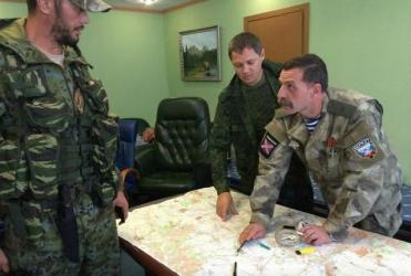 Полевой командир Игорь Безлер (справа) над картой.