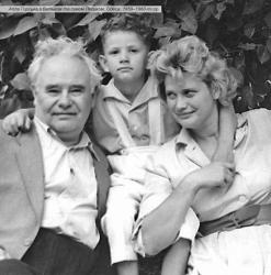 Алла Горська з батьком та сином Лесиком. Одеса. 1959—1960-ті  роки.